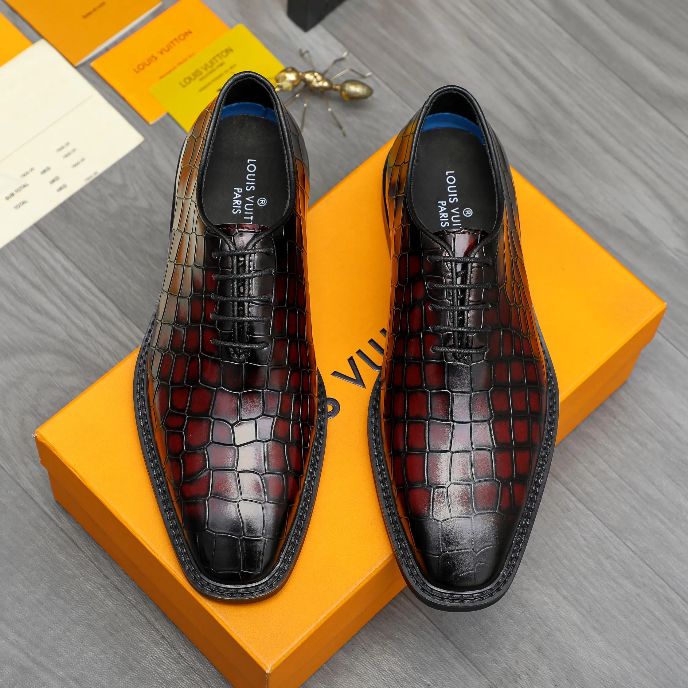 Men's shoes 💰p480 Product trademark: LV (Louis Vuitton) business lace-up leather shoes Regular size: 38-45 (45 is custom-made and non-returnable) Product materials: Selected high-quality color-grabbed stone grain cowhide upper, cowhide lining, rubber outsole
